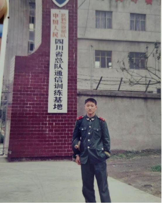 2006年，3名壮汉挟持一名18岁女学生，女孩在长途汽车上悄声向同车的一名武警战