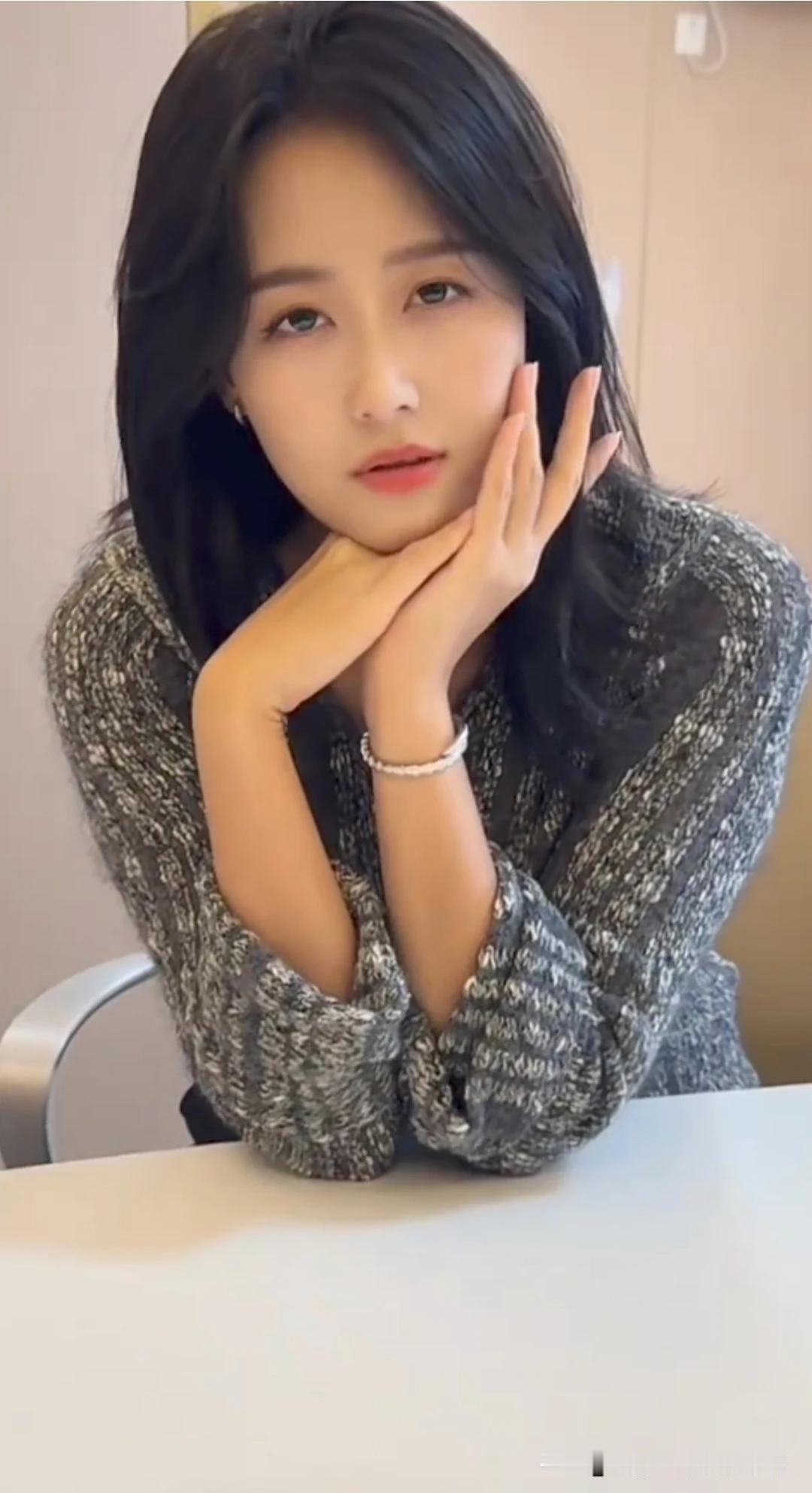 这几天少了热情，
对我们的感情，
没有了当初的浓烈与心动。
没有争吵，没有矛盾，