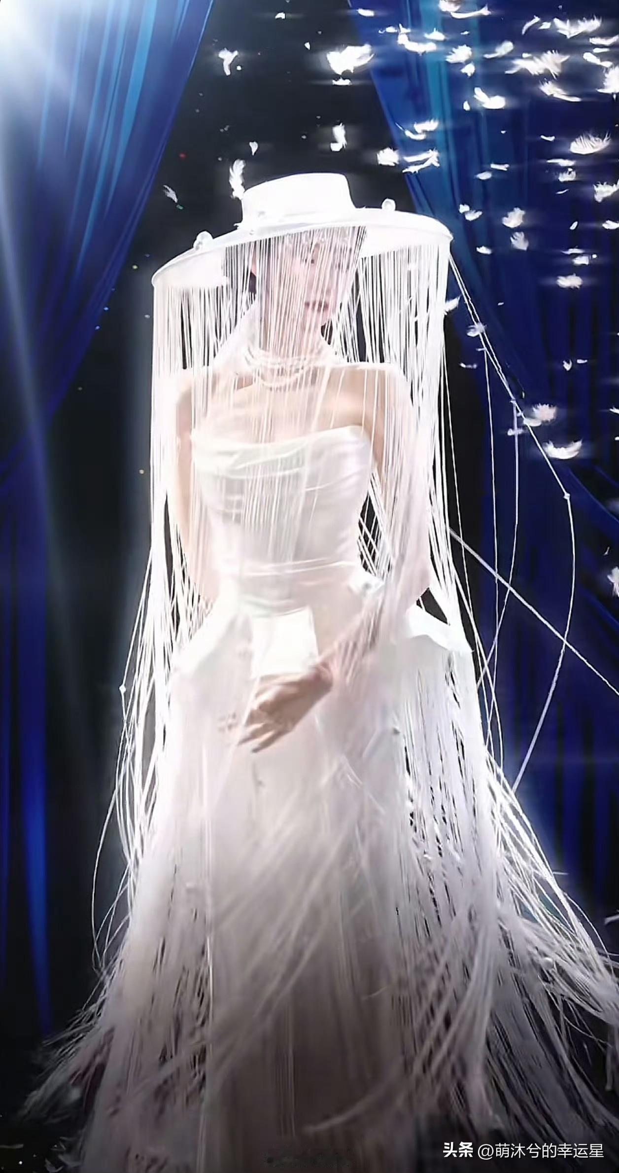 造型师是天才来的吧，这波红毯造型必须封神！

 微博之夜  微博之夜名场面 ​张