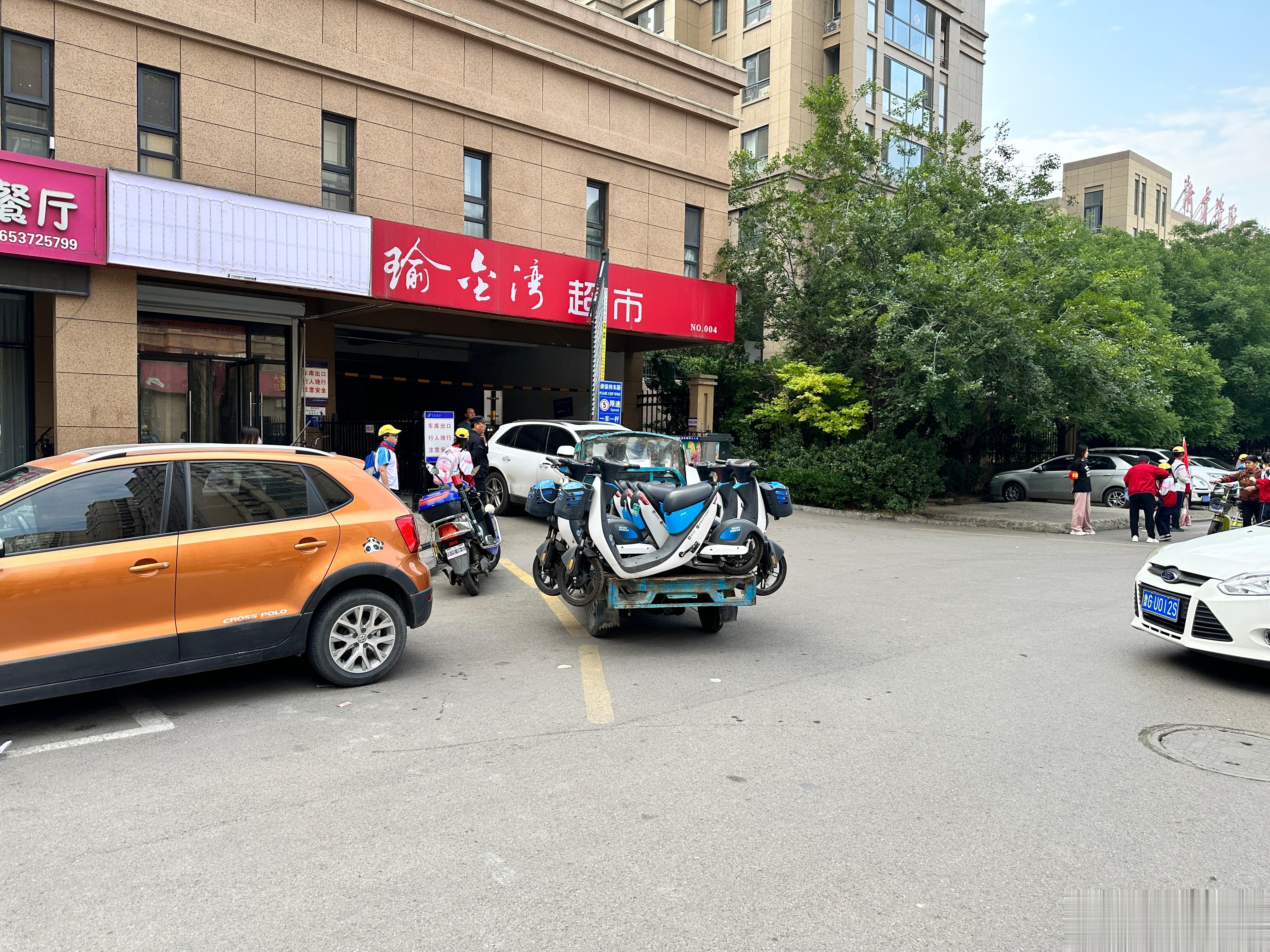 #每天早起打卡# 不得不说，小哥们真的太勤奋了。我也去搬砖啦！ ​​​