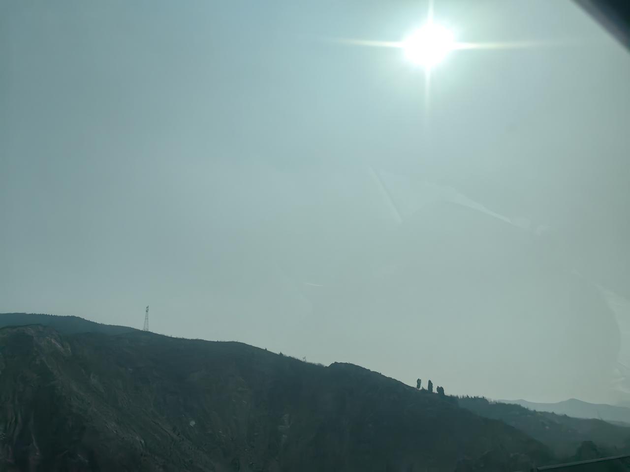 分享一张相册里随手拍的天空中条山的中午