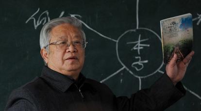 2005年外交官朱敏才退休后，不顾儿女阻拦执意和妻子离家出走，此后再无音信，10