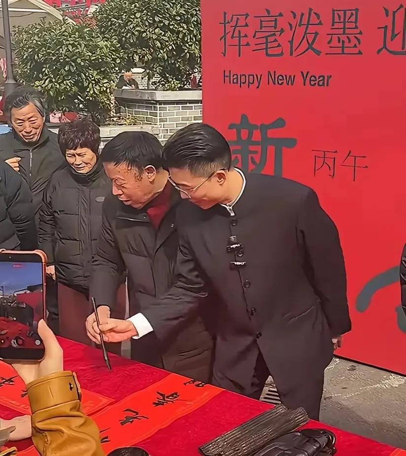 郭有才走文化名人路线了！又是讲道德经，又是写对联，真开始有才起来了。