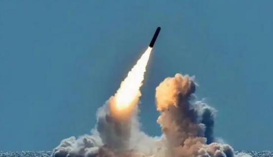 美国不敢打朝鲜，可不是因为心善。而是朝鲜是真有核武器，还研发出能打到美国本土的导