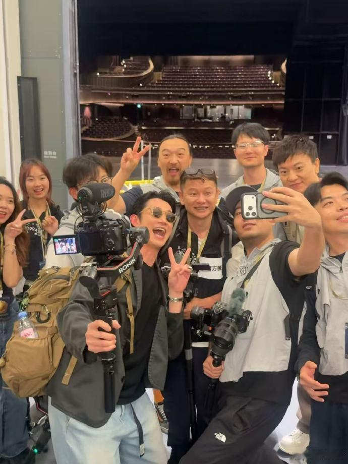 寒战宇宙世纪大合影寒战宇宙合影 一张大合影直接把我的青春拉满了，从寒战一路追过来