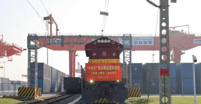 吉尔吉斯斯坦在中吉乌铁路落成前，与中国正式确立永久睦邻友好合作关系。
 
这一举