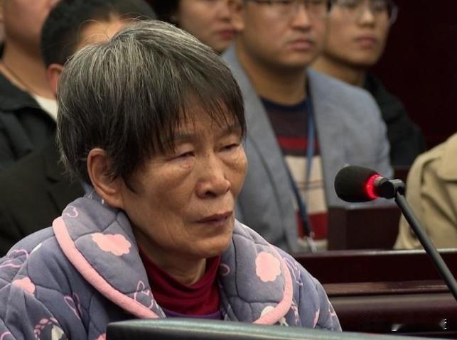 “当年怎么没弄S你！”拐卖多个儿童的余华英被判死刑，法庭上表示不服，眼神凶狠，被