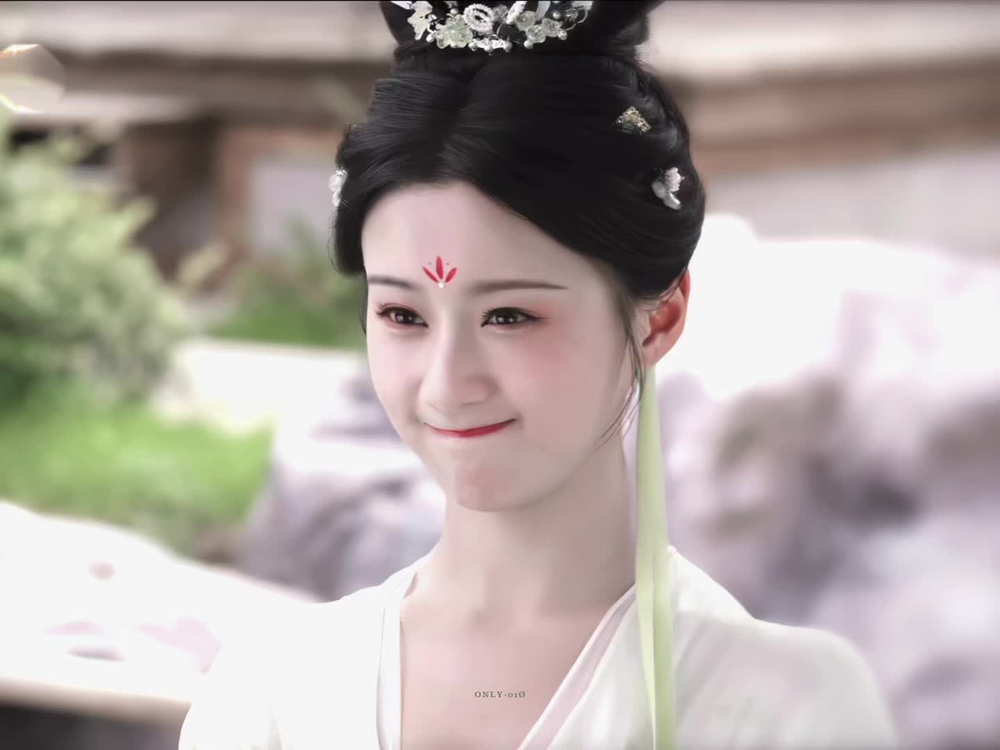 像蜻蜓化了人形… 女主好萌像一个小包子…