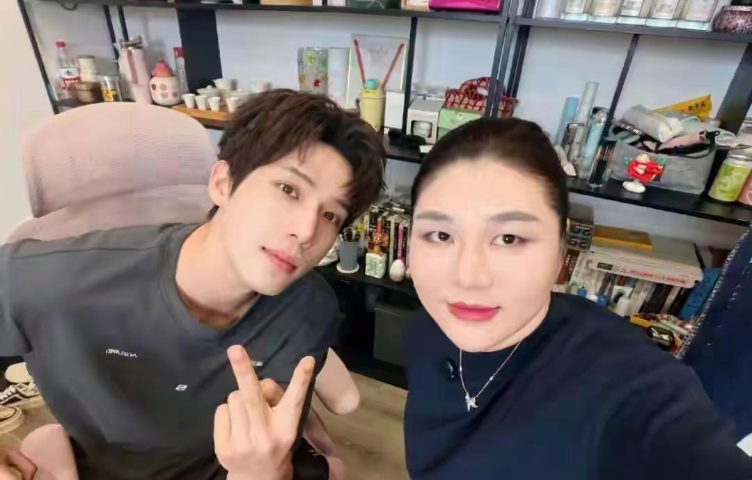 明星一窝蜂跑去做访谈，到底是什么原因？
先别急着说人家是闲的。把这波现象拆开看，