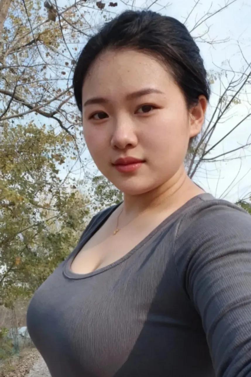 情窦初开最记忆
曾经爱恋俩相依
天庭饱满地阔美
凤眼细圆柳眉一
樱桃红唇蛮性感