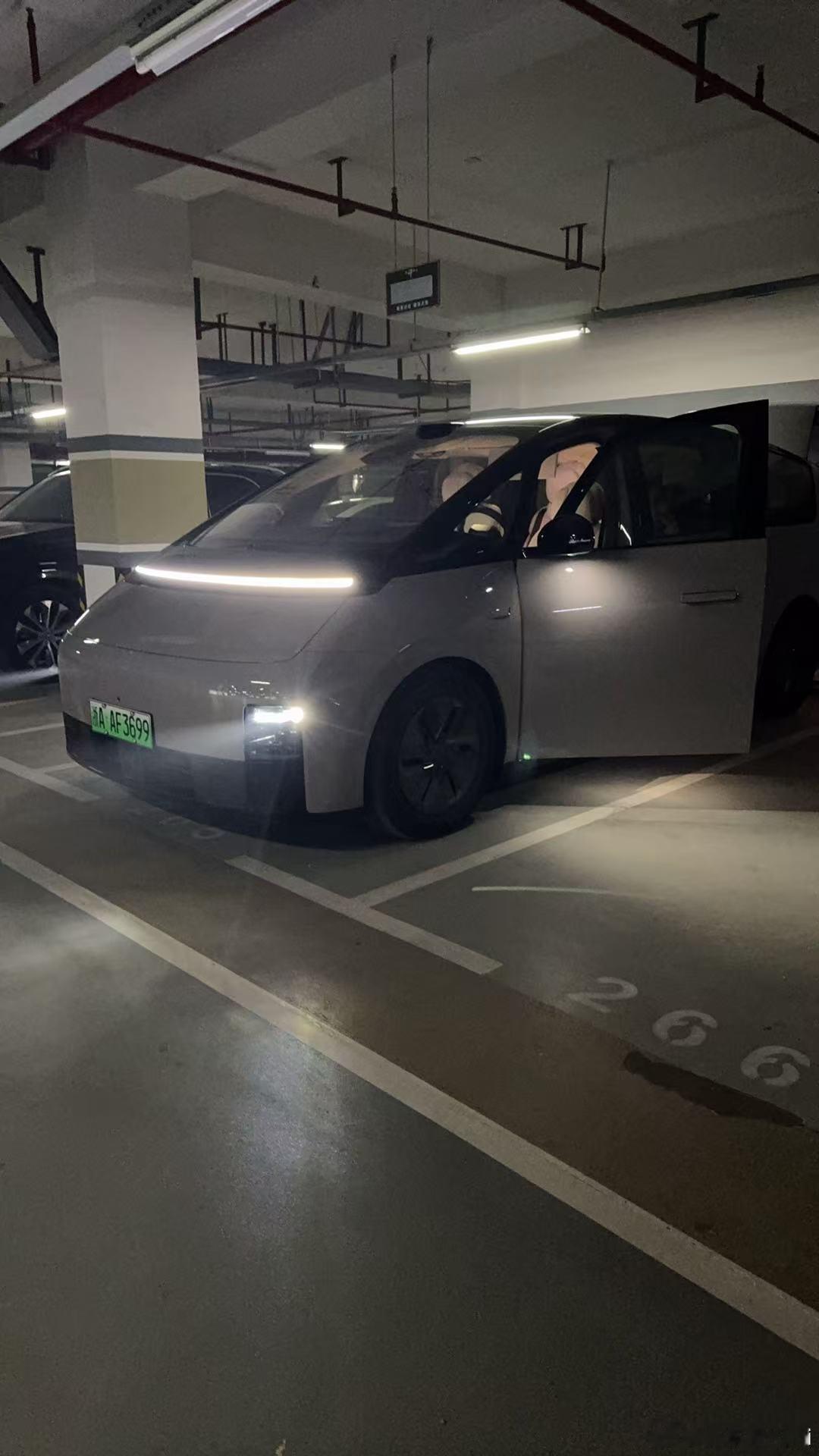 这就是座椅旋转的意义吧，空间巨大！！最怕就是一个人带娃，理想的小主人模式真的跟我