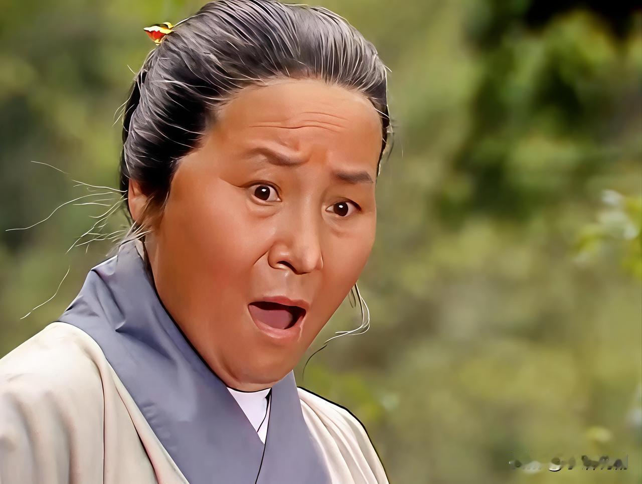 八旬老妪，是三打白骨精中，白骨精第二次变化的人形化身，她头插旧木簪，上穿粗布旧衣