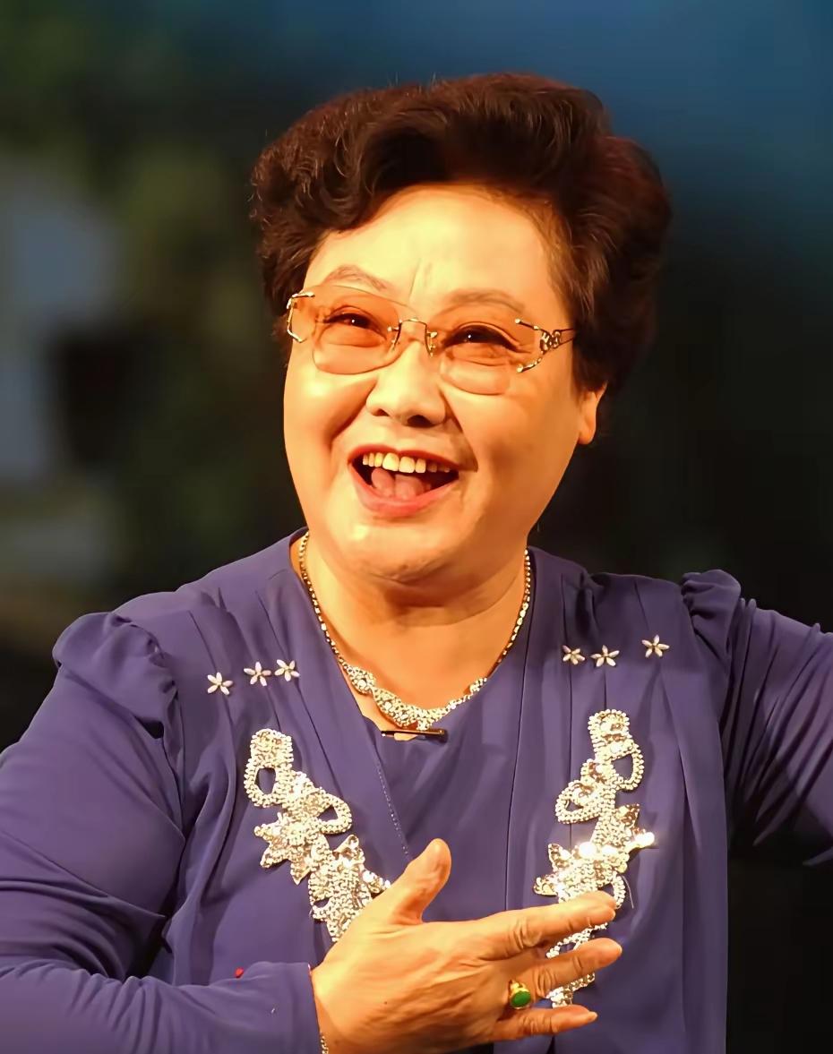 老一辈人民艺术家郭兰英去世了，看到她的死因，我破防了。她并不是死于意外，而是死于