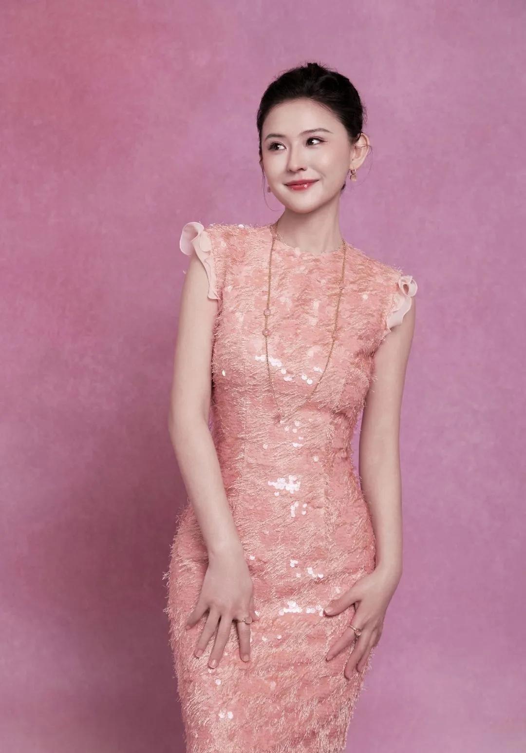 热依扎的粉色鱼尾裙，温柔到发光✨
 
热依扎这身粉色无袖鱼尾裙也太绝了吧！
上半