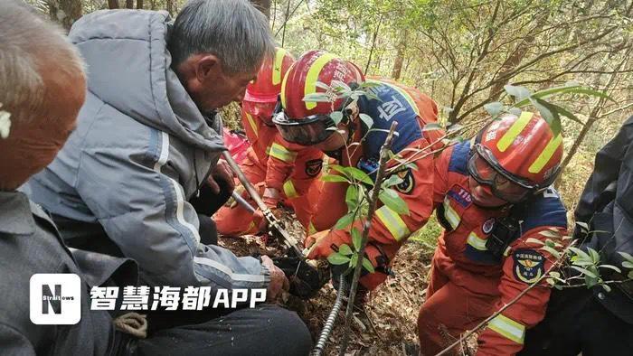 泉州一老人踩到捕兽夹消防救援 10日9时20分许，德化龙浔镇一名老人上山采药时，