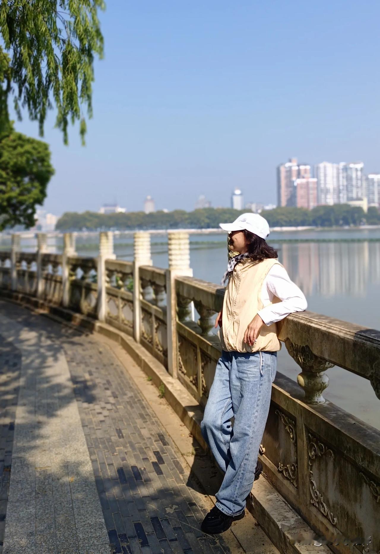 十月中旬的九江，今天白天29°的高温，恍惚以为又是入夏的五月天气。

这几天的九