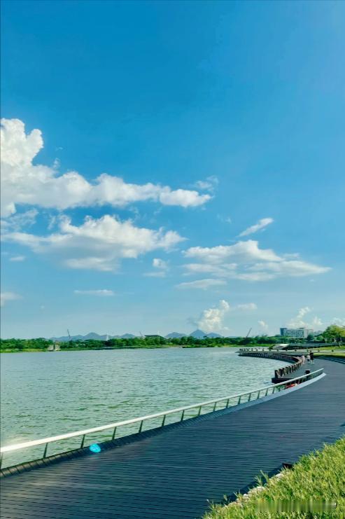 深圳真的是中国最奇怪的城市：不仅有摩天大楼，更有山海相拥！
 
所以，深圳不只是