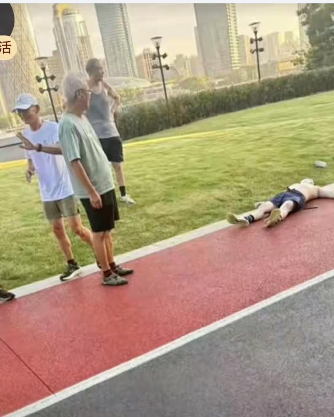 多数人谈死色变，可害怕又有何用？俗话说：“阎王叫你三更死，谁敢留人到五更。” 某