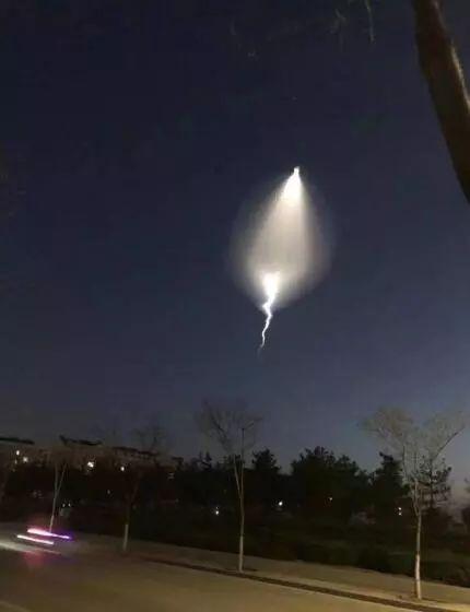 山东疑似看到不明飞行物体被击落，那东西带着长长的尾焰。
有很多网友说，是导弹，被
