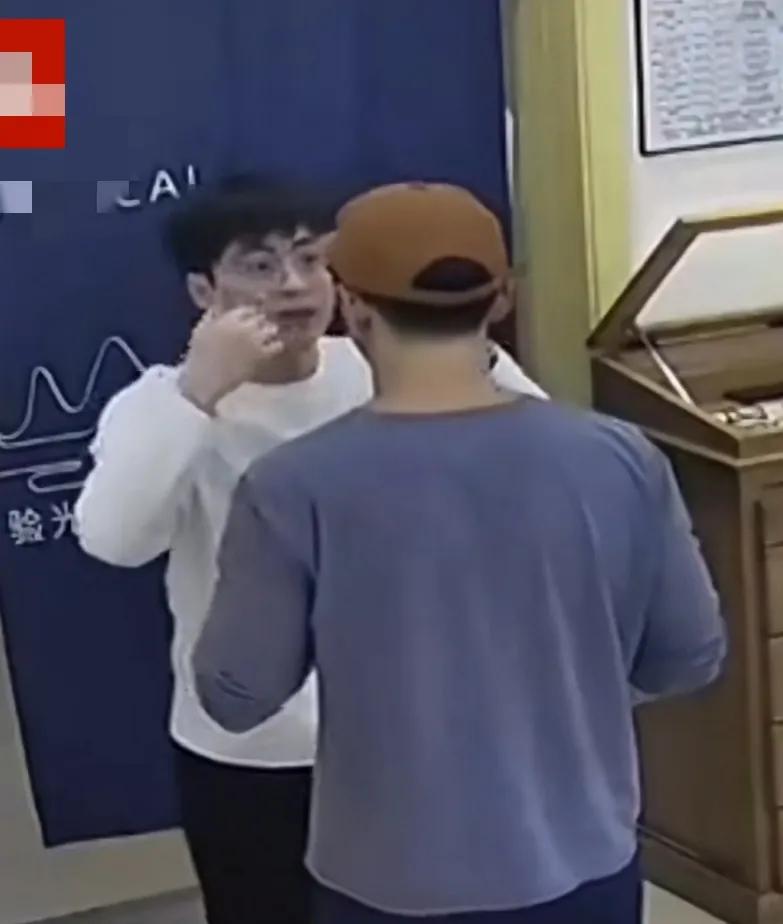 大明星突然到访自己的店，这种惊喜会让人不知所措！
近日，吴彦祖突然走进湖州一家眼