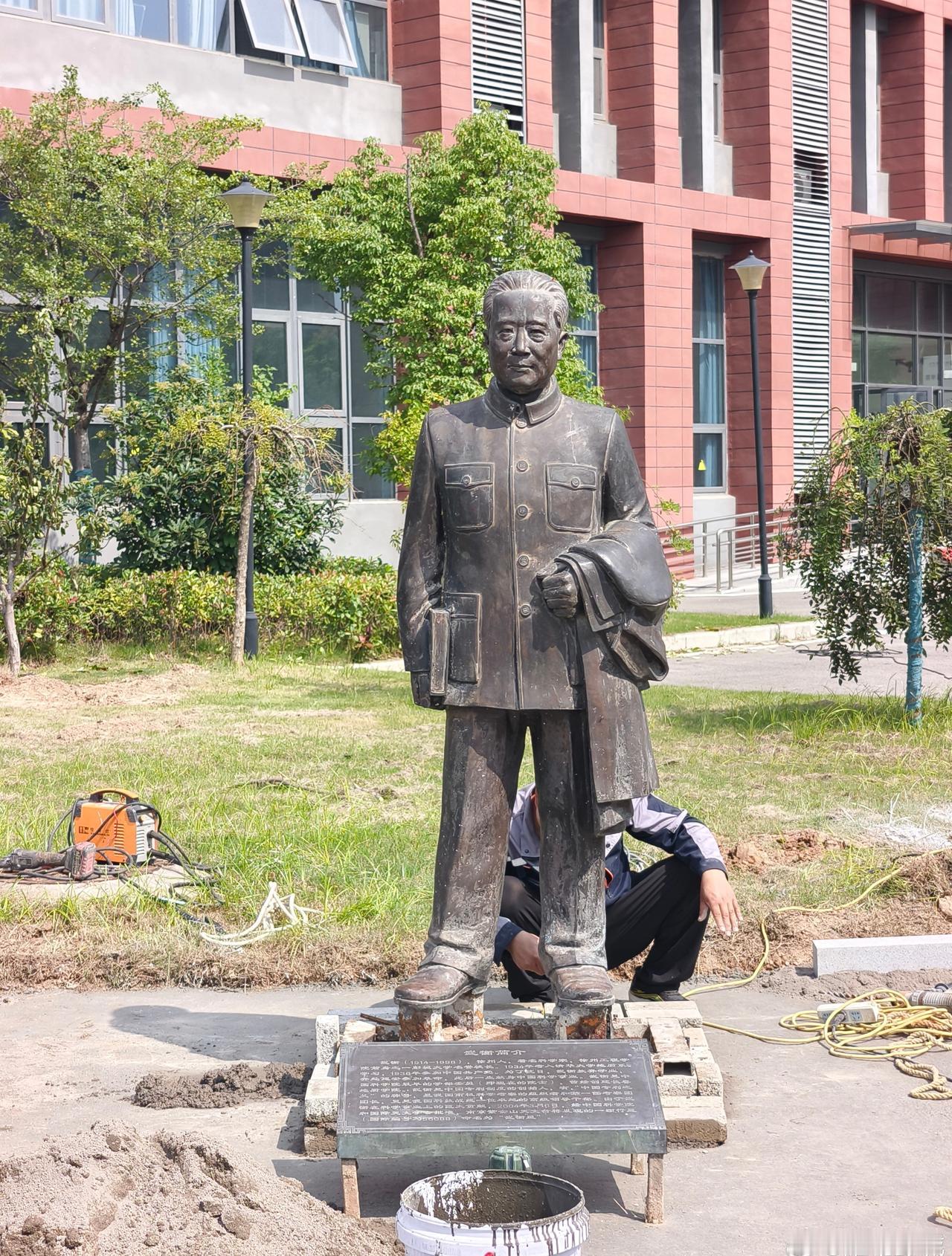 徐州工程学院东校区·履真楼南侧
工人师傅​正在加班安装一座人物雕像
​他是中国科