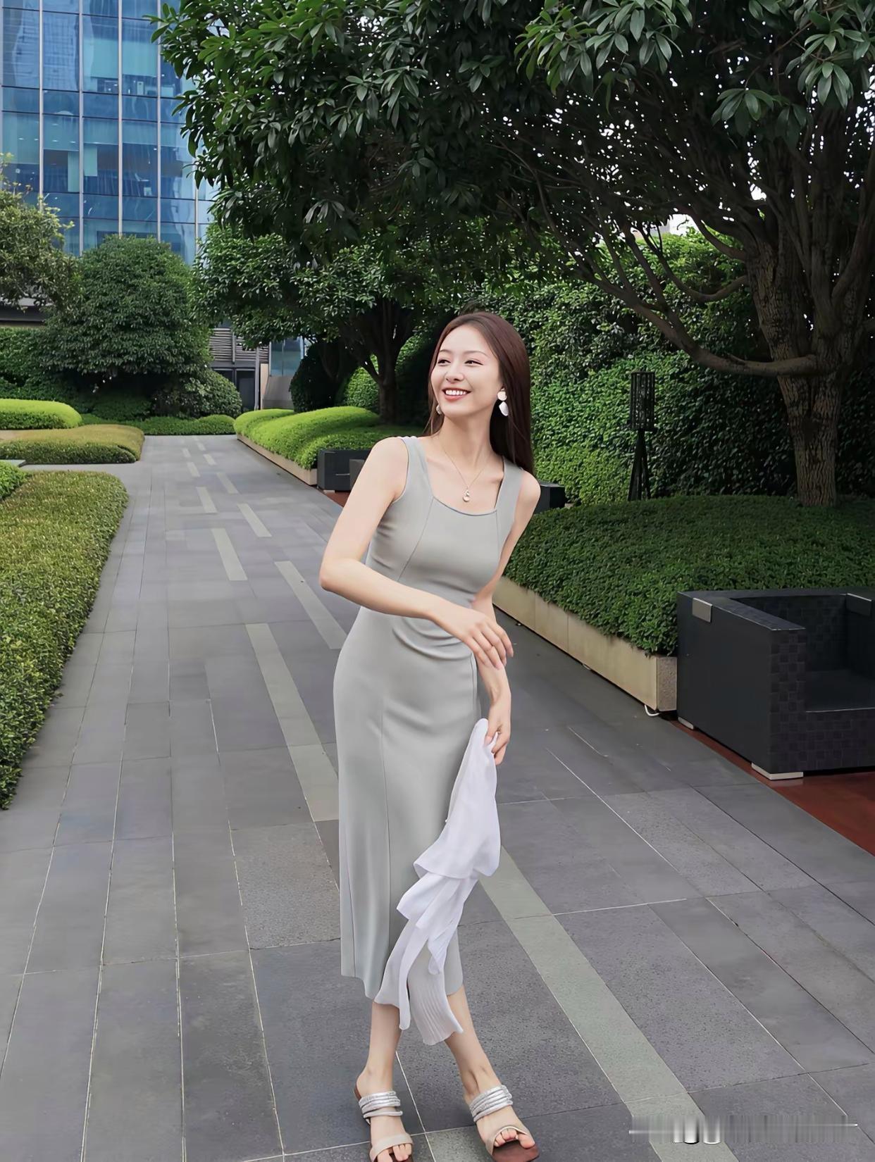 优雅气质，浅灰色连衣裙，微笑面对生活