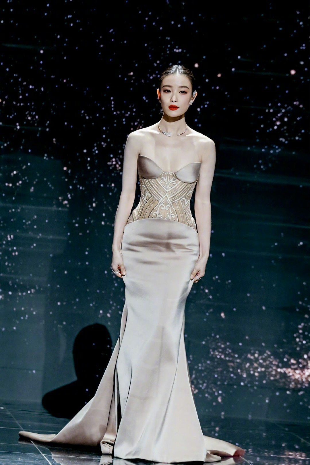 倪妮 红毯统治力 谁懂啊！倪妮粉色束腰长裙把性感与婉约焊在身上，肩颈线条、步态气