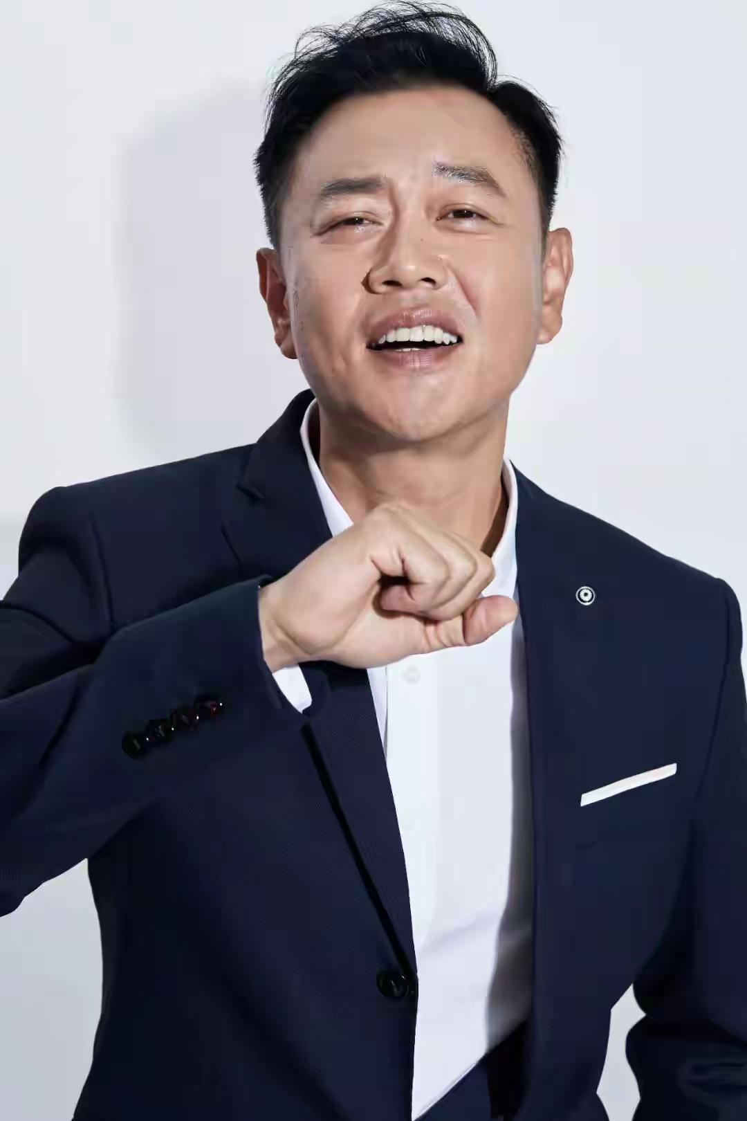 冯嘉怡是网传身家50亿的“最贵配角”，也是任贤齐遇事第一时间能借到钱的挚友。他1