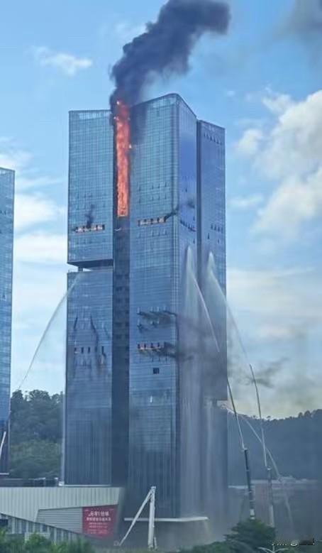 深圳有栋写字楼，一个月搞十几次消防演习，浓烟滚滚、火光冲天，搞得跟真着火一样。头