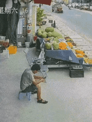 “生意来了挡都挡不住”[捂脸]
一条寻常的街巷旁，一位热心的摊主大哥，于自家门前