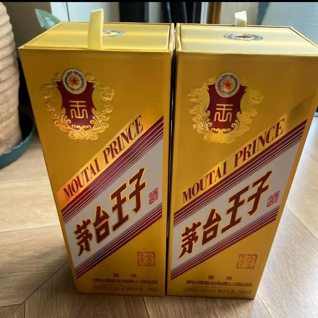 我有套房子租给一个小伙子三年，昨天租期到期了，他搬走了。我今天上午去清点房间里面