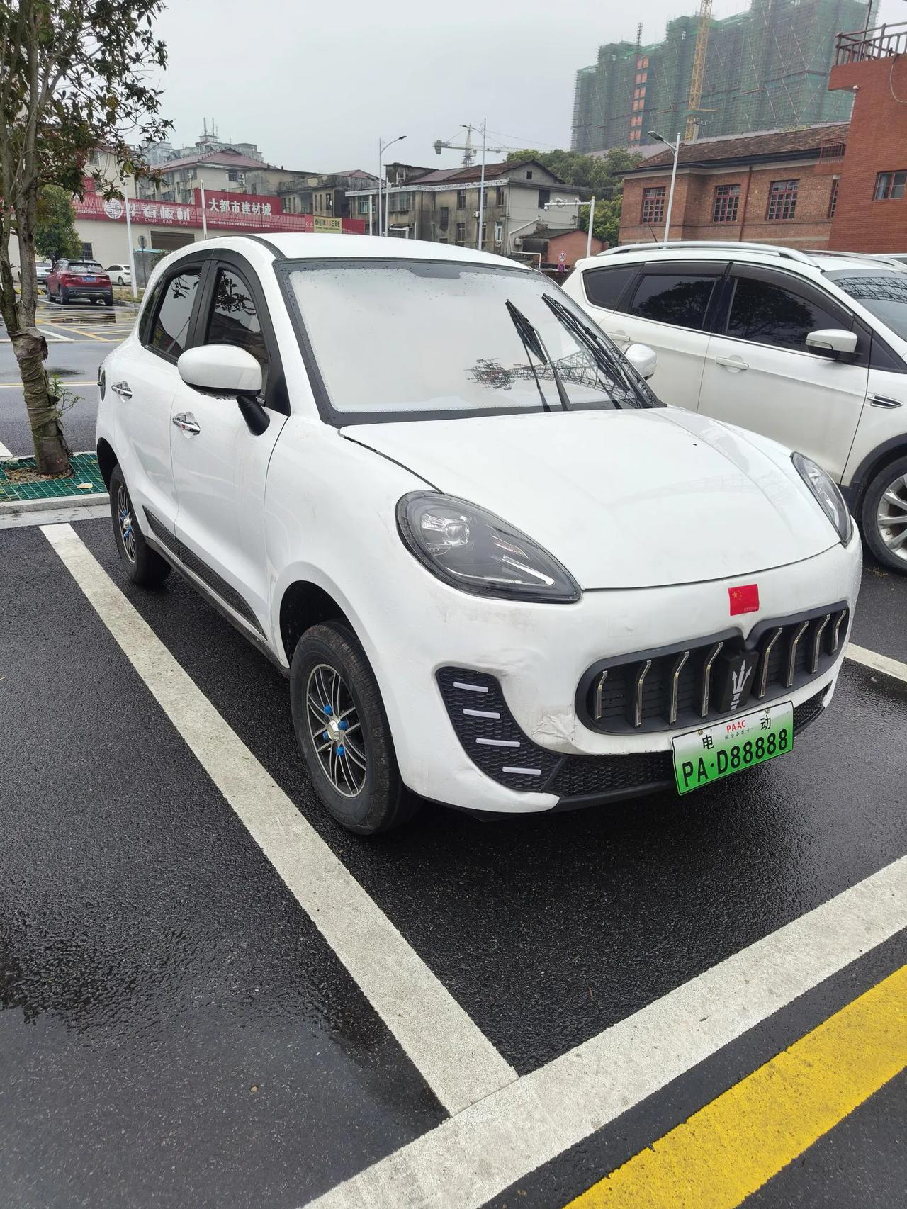 这是什么车?
玛莎拉蒂，保时捷。
再不管管老头乐，还得了?