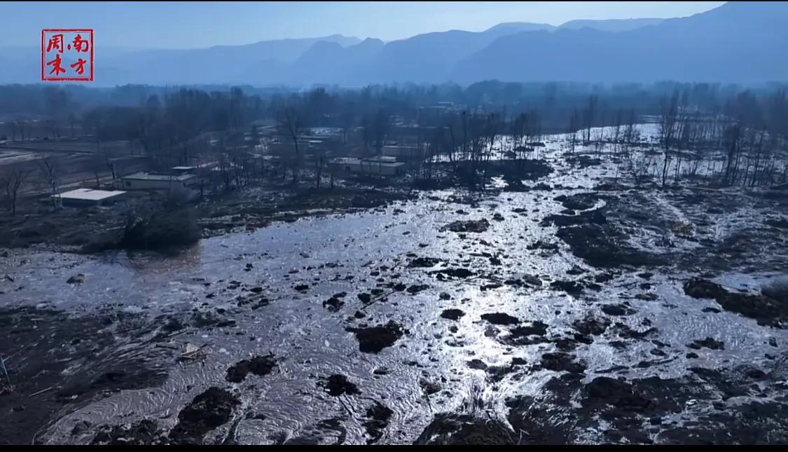 最可怕的不是地震，是罕见的砂涌！三米高的泥浆翻滚入村庄，人在前面跑，泥浪在后面追