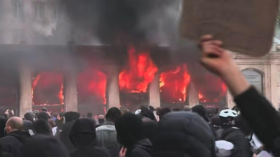 法国骚乱百年市政厅被烧毁法国多地爆发大规模抗议，数十万民众走上街头，根源是生活成