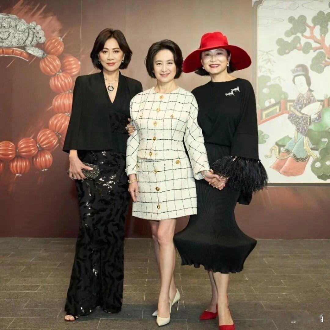 63岁何超琼早就该穿短裙了，与刘嘉玲、林青霞合影，漫画腿赢麻了 ​​​