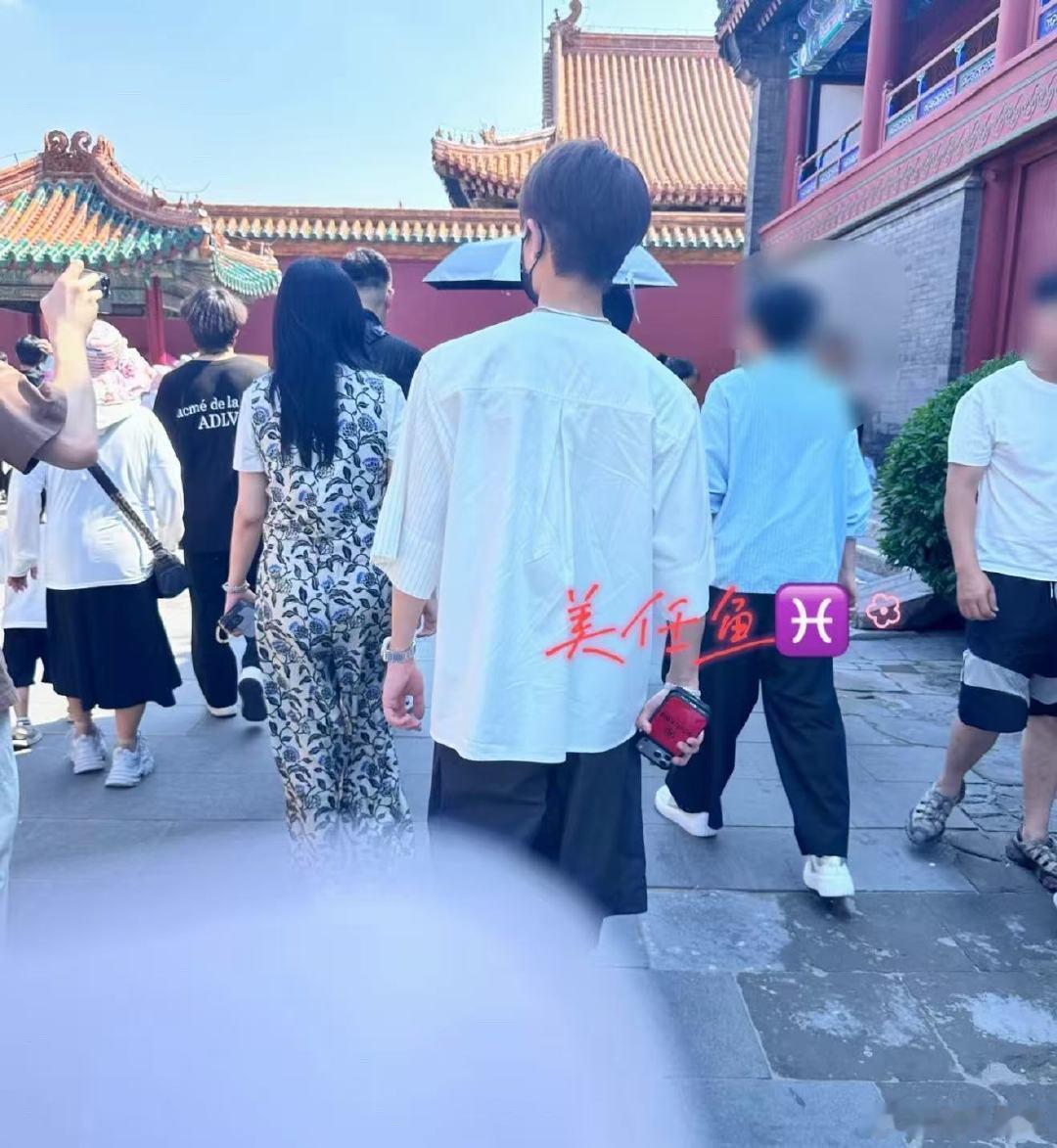 沈阳故宫偶遇任嘉伦网友沈阳故宫偶遇任嘉伦 网友沈阳故宫偶遇任嘉伦