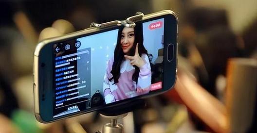 黄昏恋？上海一大爷退休后，学会了用手机看直播，没想到竟然还能找到自己的“知己”，
