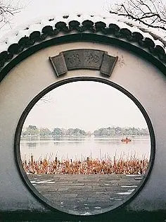 马德曾说：幸福其实就是内心的宁静感。静到名利不扰，尘世不扰，己心不扰。
