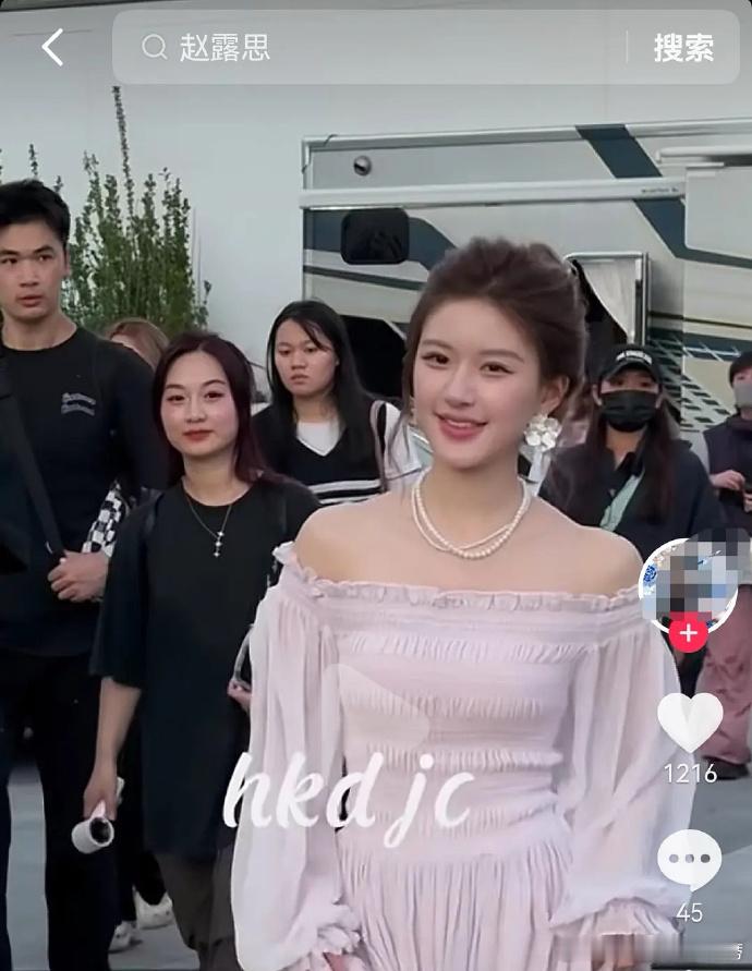 赵露思没什么太大变化啊，是不是站姐们出图有问题啊！ 