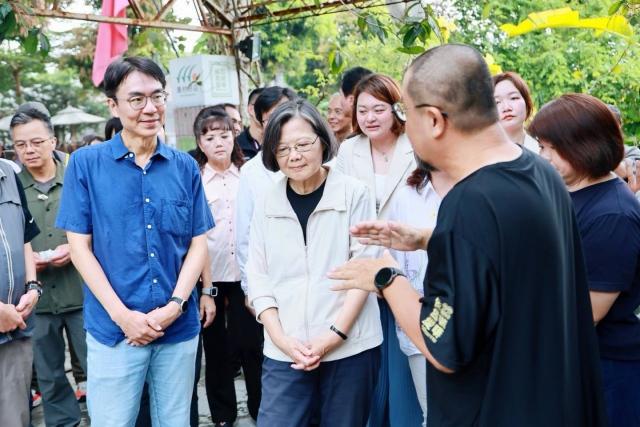 蔡英文高调复出帮候选人辅选，绿营暗流浮现，赖清德只能睁一只眼闭一只眼？
蔡英文出