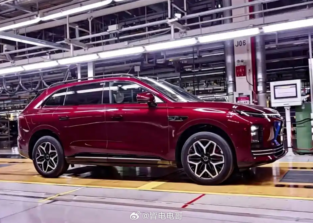 星途EX7的内饰官图来了最引人注目的，就是整车内饰的黑棕配色，加上一体式大屏幕的