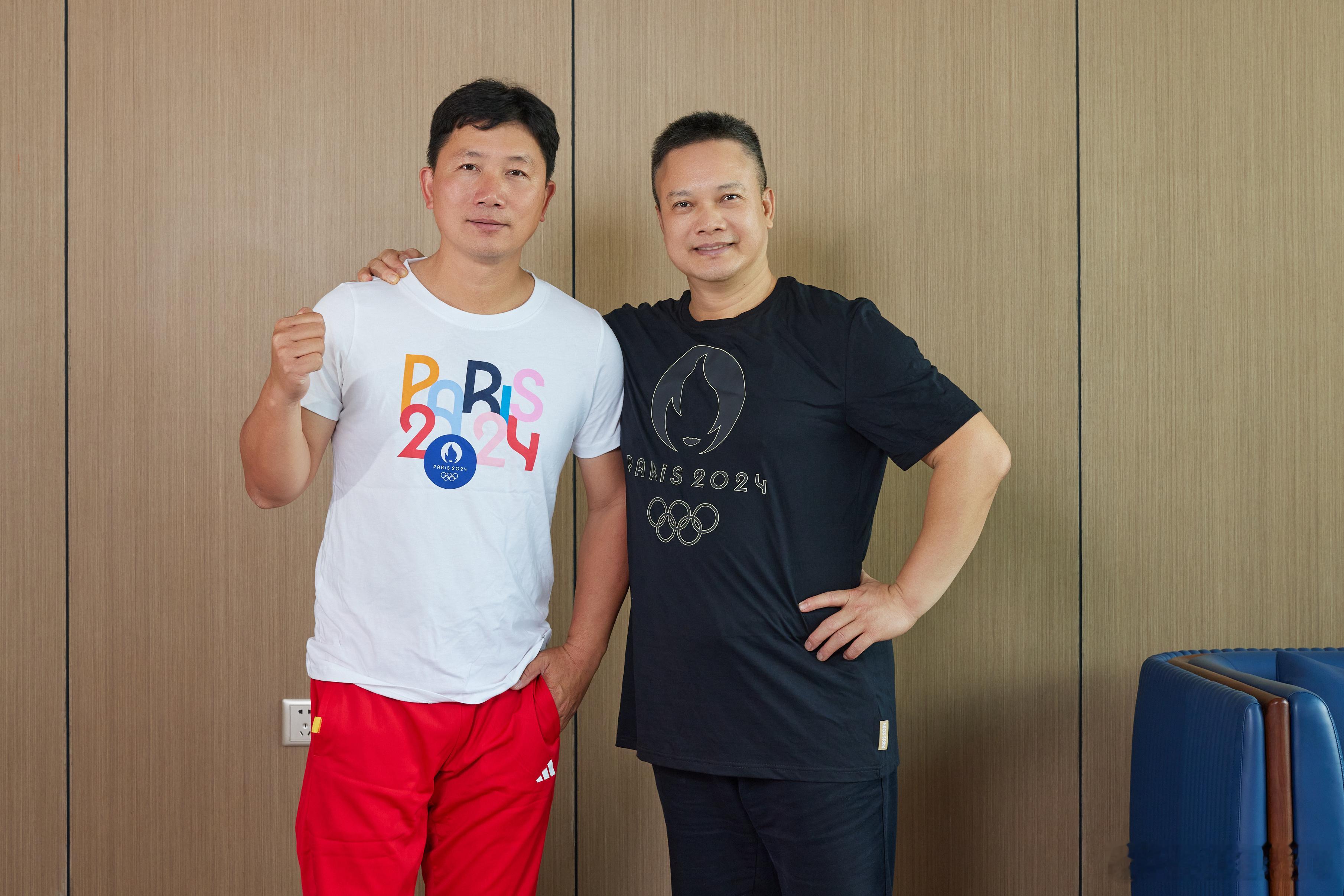 风继续吹，不忍别离！#法网的风吹向巴黎奥运# ，也吹到廉江，我们哥俩第一时间穿上