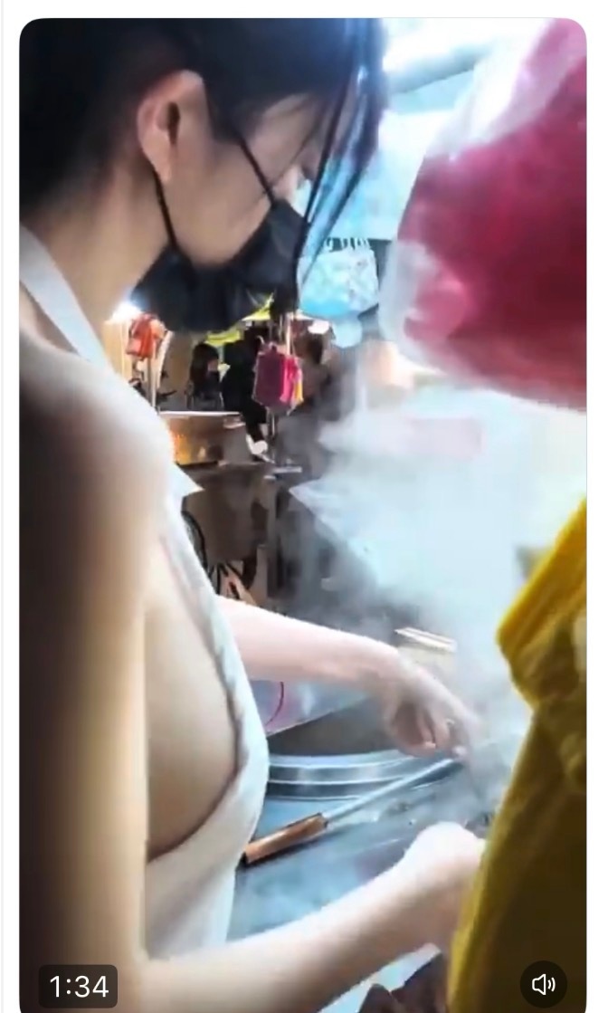 台湾省一摆摊姑娘，要生活好过，谁会想穿成这样出来招揽顾客？范屎贵愿意自己妻女这么