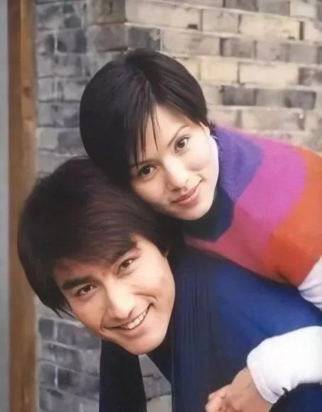 2000年播出的都市爱情剧《缘来一家人》由胡兵、李若彤主演，故事讲述了哥哥徐晖（