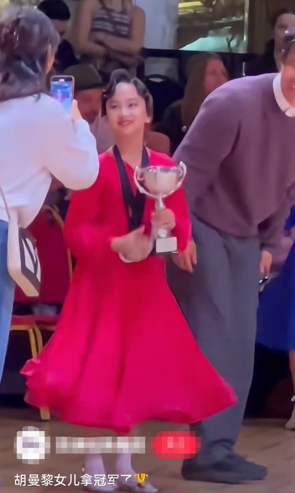 孙俪陪女儿英国参加拉丁舞比赛孙俪女儿拿了拉丁舞冠军 孙俪女儿小花拿了拉丁舞冠军，