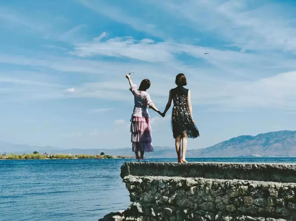 一提到台湾，首先想到的是课本里日月潭那澄澈的湖水，群山环绕，山水相依，宛如一幅绝