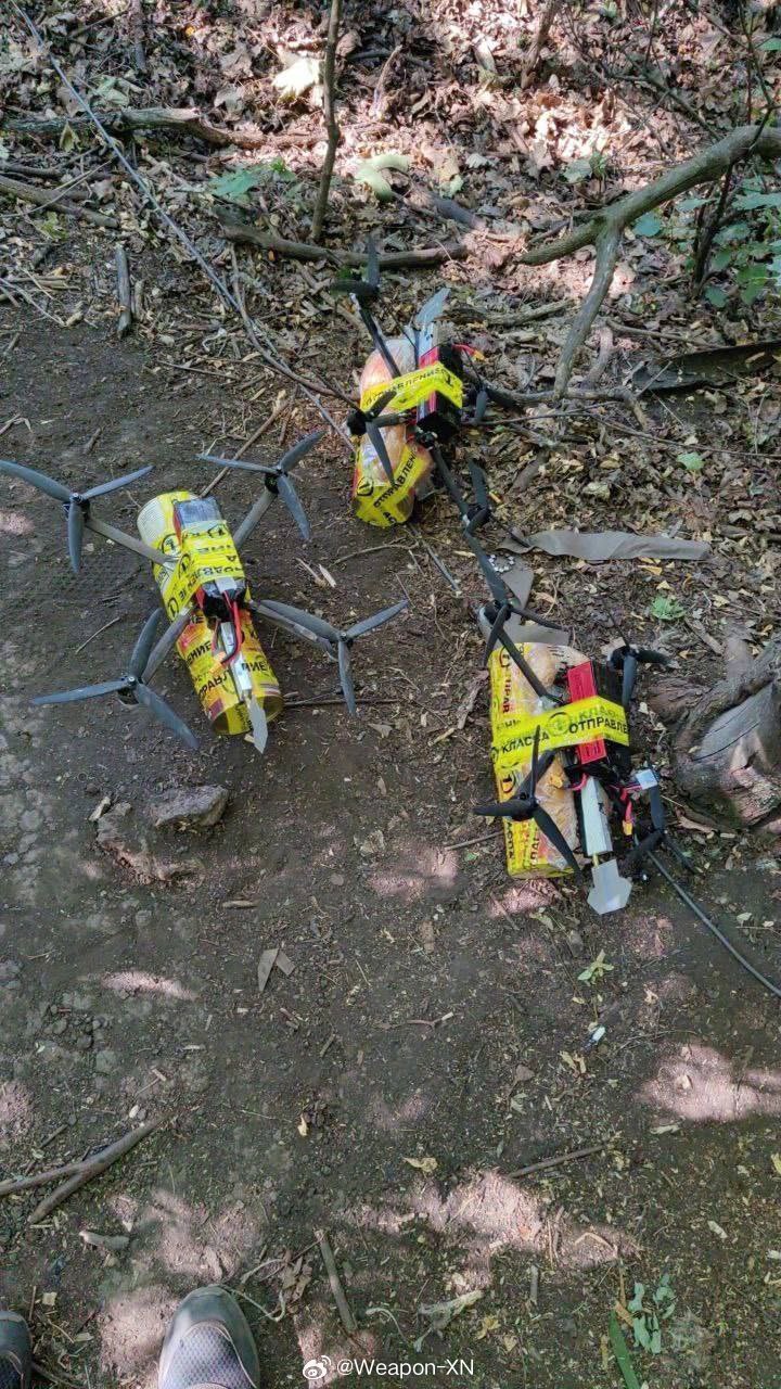 #兵器影像[超话]##俄乌局势新进展# 肚子饿了，小型无人机向俄罗斯阵地运送食物