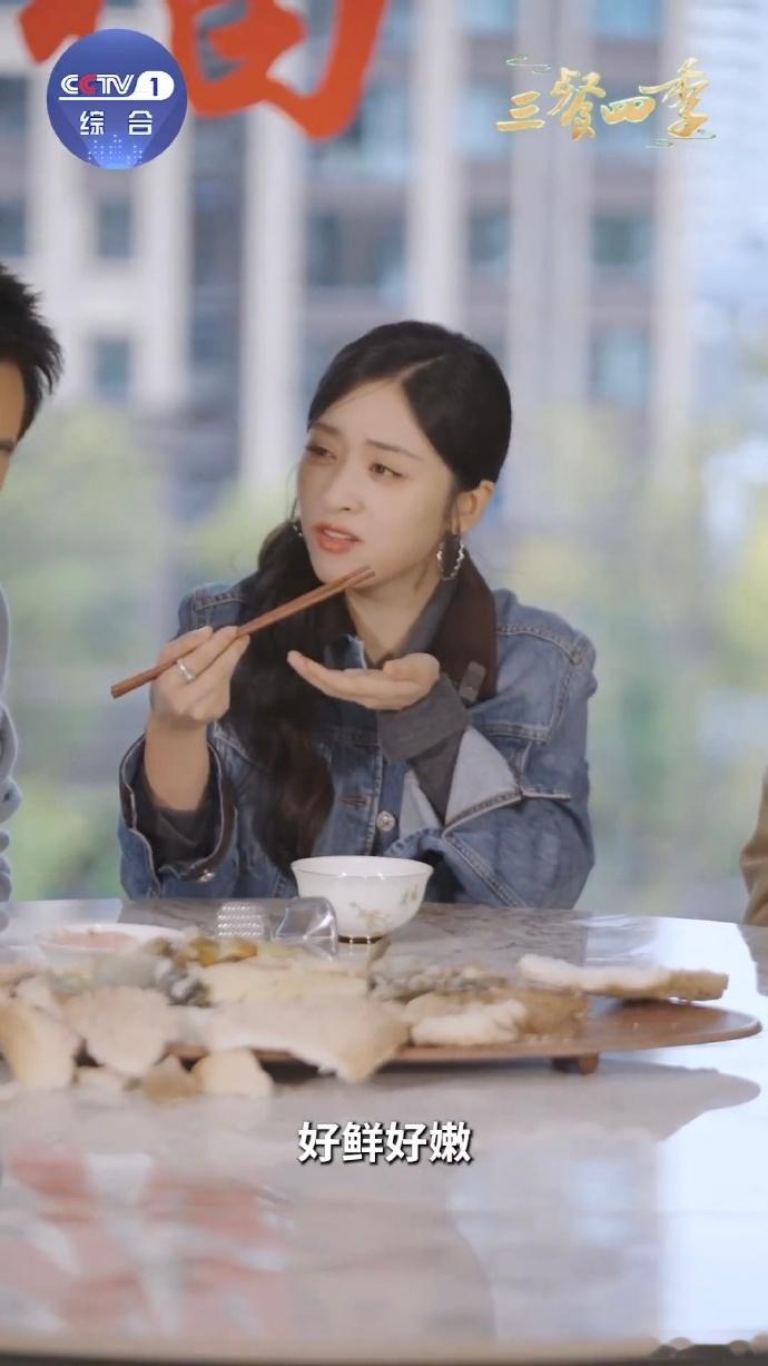 沈月吃了900多岁的盐 百年古盐遇上鲜嫩鱼肉，这盐烤鱼的味道直接封神！咸香入味汁