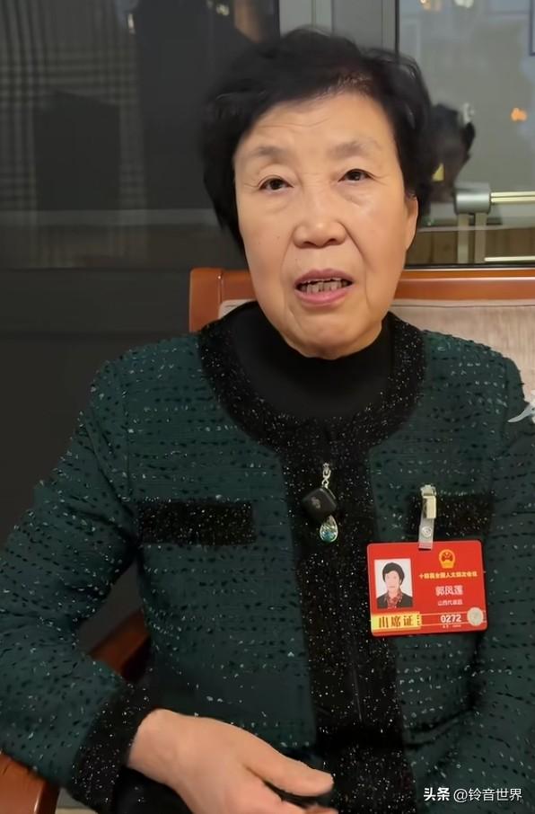 她是我们一代人心中的女神，很小的时候，在广播中经常听她的新闻，是个受人称赞的铁姑