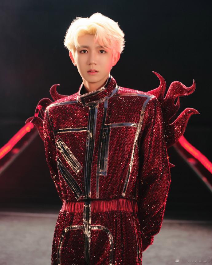 王源水晶高定王源高定小王子，北京站你们吃的好好啊[流鼻血]三套顶级高定什么含金量